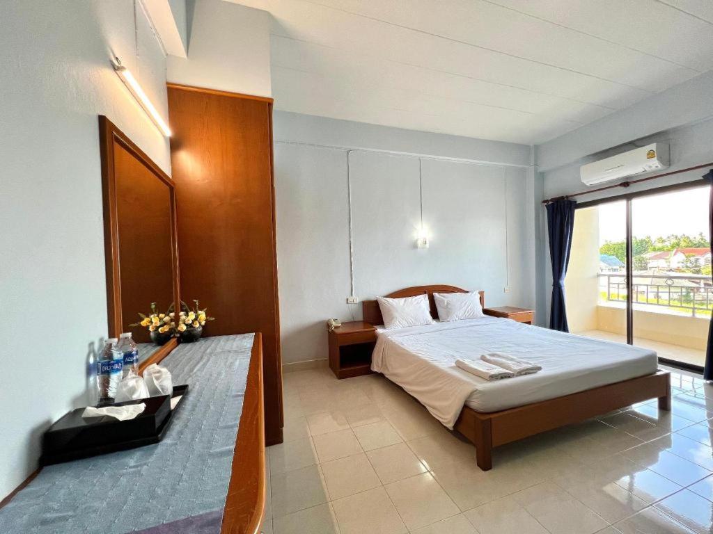 Ritzy House Hotel Chumpon Extérieur photo